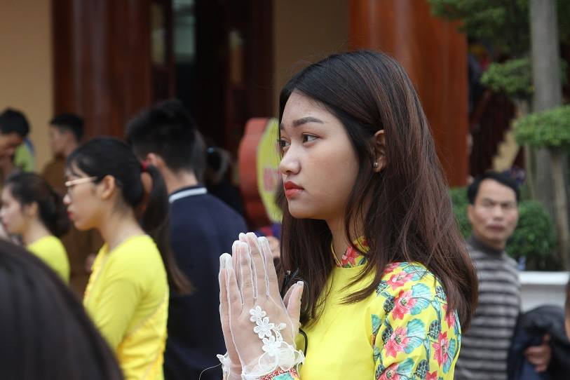 Một cô gái cầu bình an tại chùa Ba Vàng.