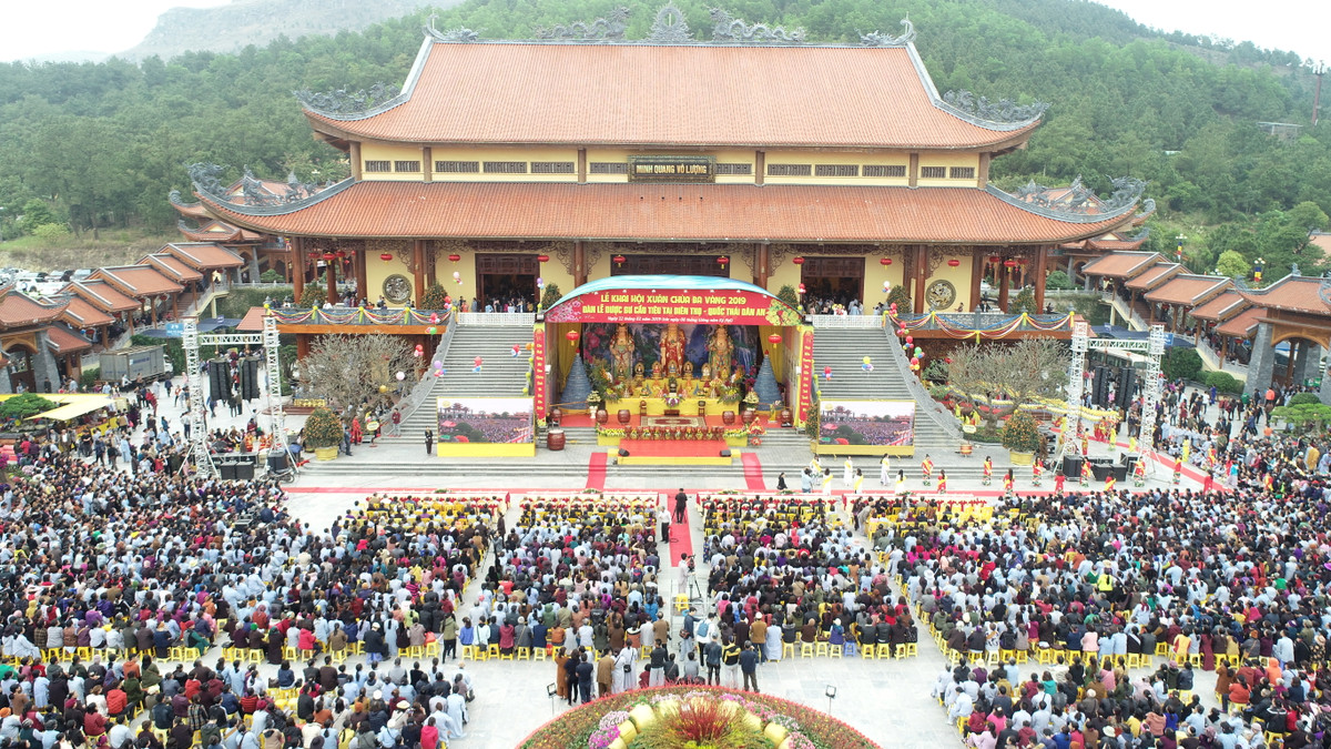  Sân chùa Ba Vàng "biển người" đứng chật kín.