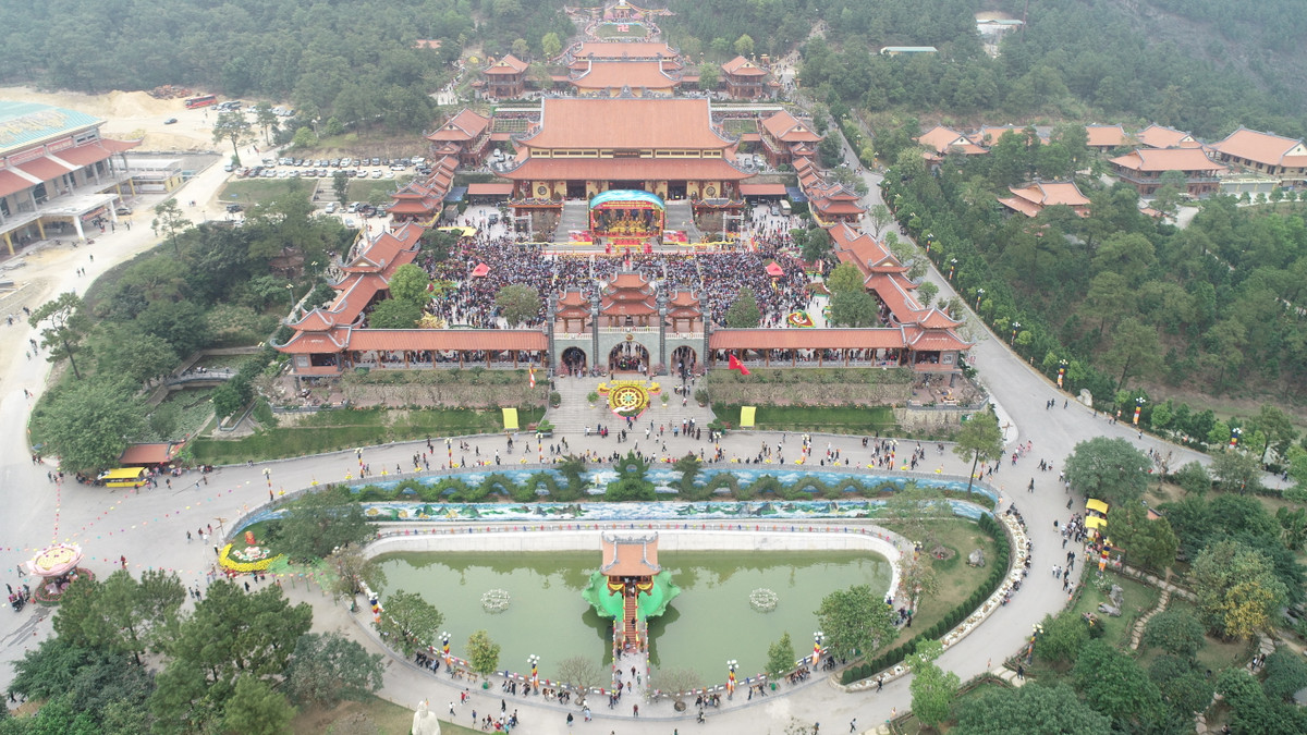 Chùa Ba Vàng ngày khai hội nhìn từ xa.