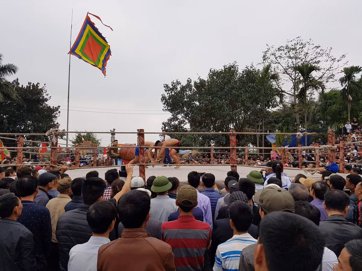 Năm nay, Ban tổ chức dành những khoản tiền "thưởng nóng" lên tới hàng chục triệu đồng của các khán giả dành cho các trận đấu, đô vật đấu hay và cống hiến.