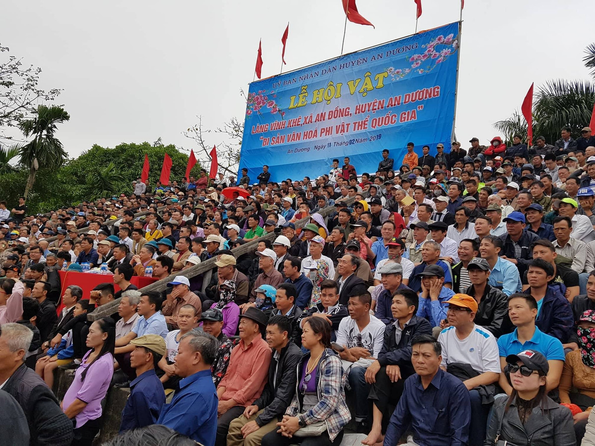 Hàng nghìn người dân dõi theo các trận đấu.