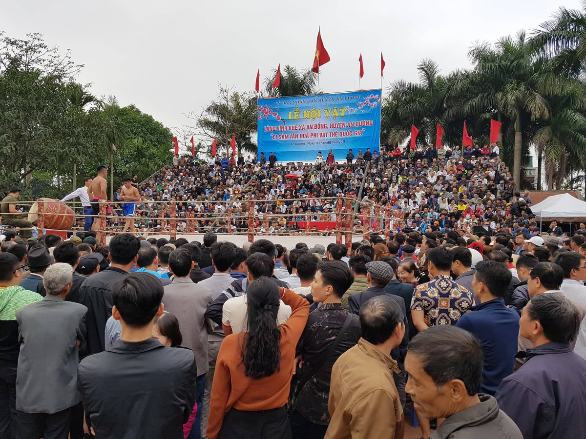 Gắn bó với lễ hội vật từ khi còn bé, ông Hoàng Minh Long (SN 1938, ở làng Vĩnh Khê) cho biết: "Thông thường các đô vật sẽ thi đấu trong 3 hiệp, mỗi hiệp có thời gian là 3 phút để phân thắng bại. Tuy nhiên, trong trường hợp kết thúc 3 hiệp thi đấu vẫn không phân được thắng bại thì các đô vật sẽ bước tiếp vào hiệp phụ thi đấu không còn tính thời gian".