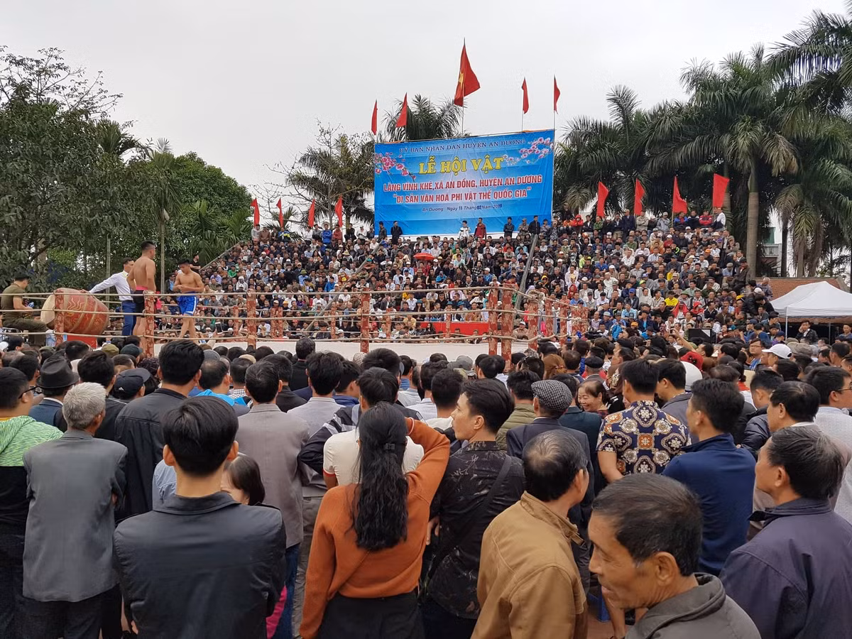 Gắn bó với lễ hội vật từ khi còn bé, ông Hoàng Minh Long (SN 1938, ở làng Vĩnh Khê) cho biết: "Thông thường các đô vật sẽ thi đấu trong 3 hiệp, mỗi hiệp có thời gian là 3 phút để phân thắng bại. Tuy nhiên, trong trường hợp kết thúc 3 hiệp thi đấu vẫn không phân được thắng bại thì các đô vật sẽ bước tiếp vào hiệp phụ thi đấu không còn tính thời gian".