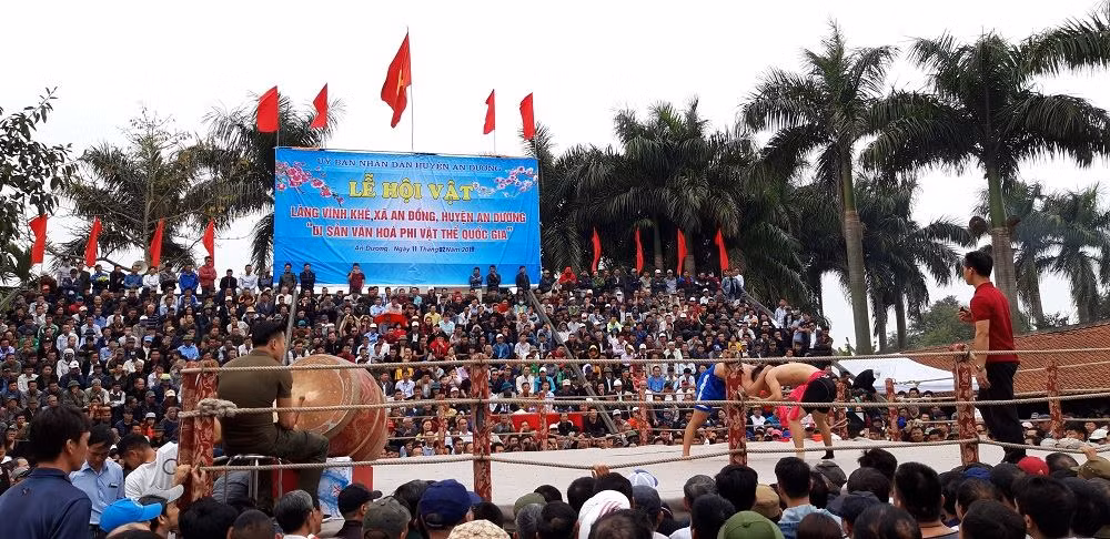 Đông đảo người dân tham gia xem đấu vật.