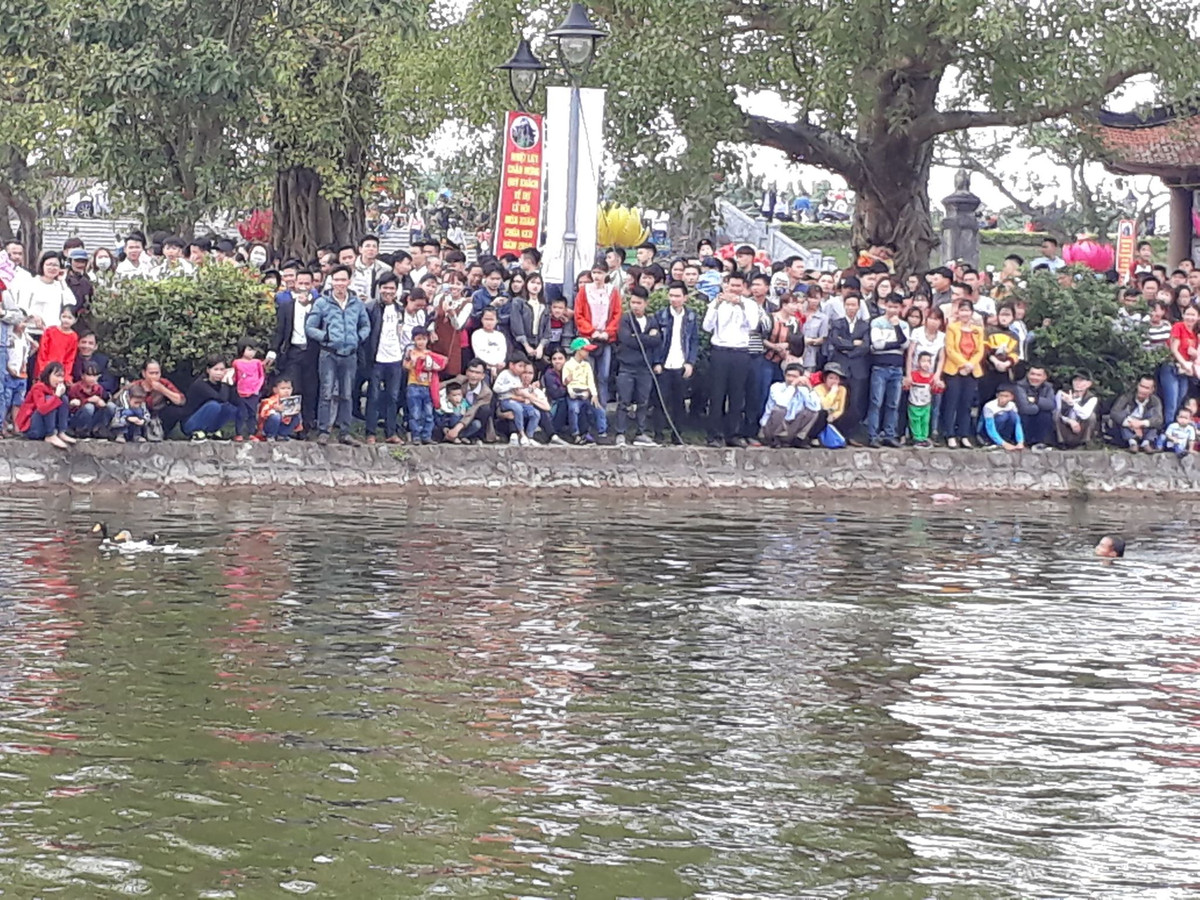 Ngoài ra tại Lễ hội chùa Keo còn có nhiều trò chơi dân gian khác như bắt vịt.