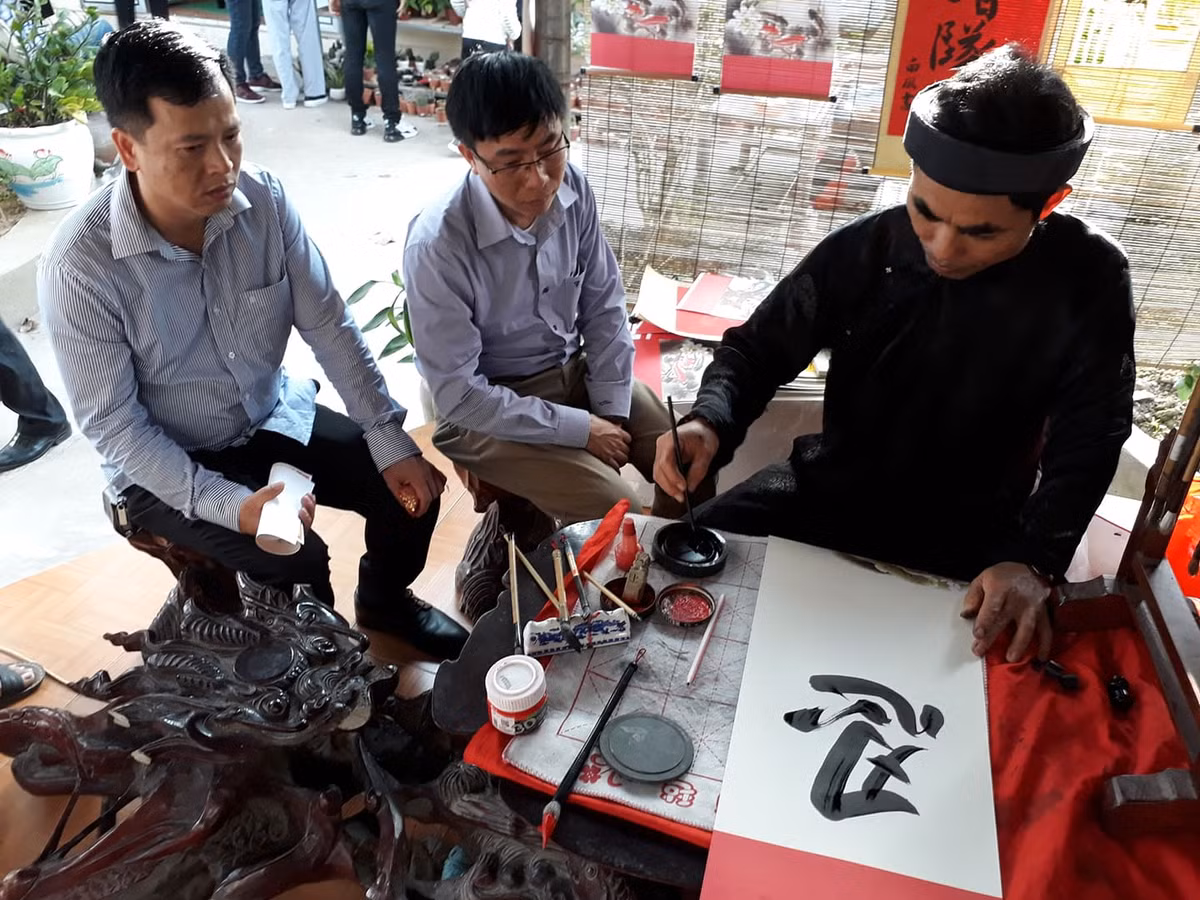 Những ông đồ trổ tài thư pháp tại lễ hội.