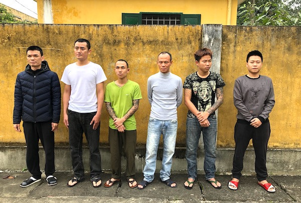 Hai nhom con do hon chien bang sung, 3 nguoi bi thuong nang