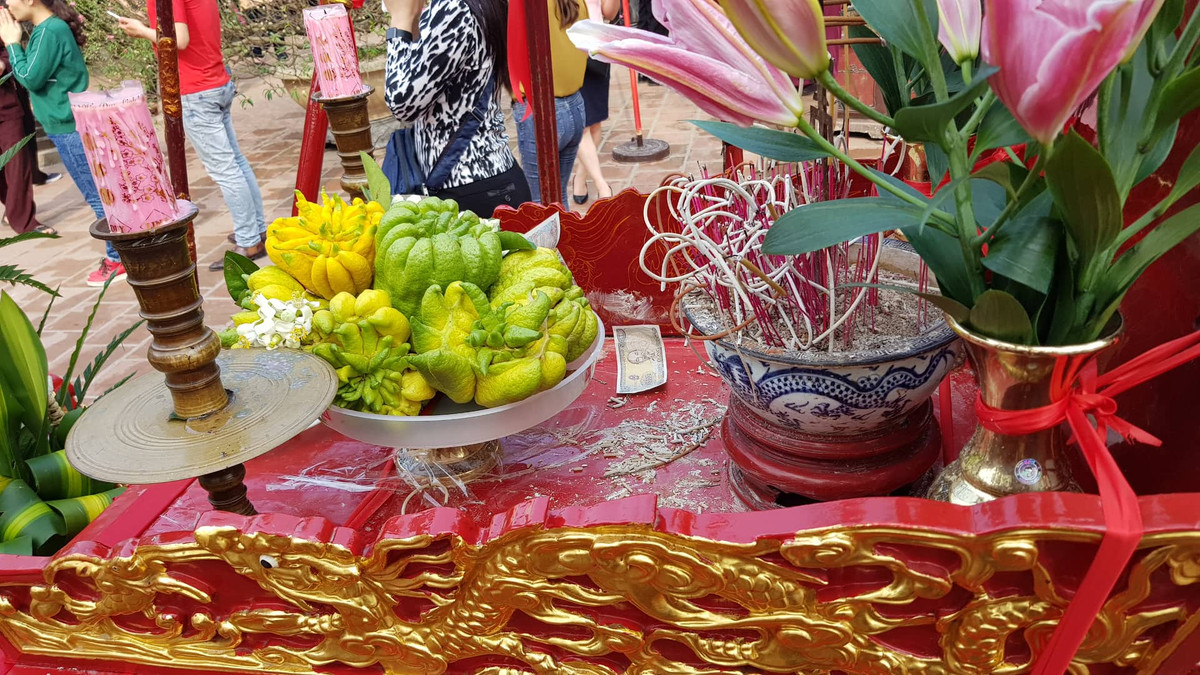  Nhét tiền vào kiệu là những hình ảnh phản cảm cần phải dẹp bỏ.