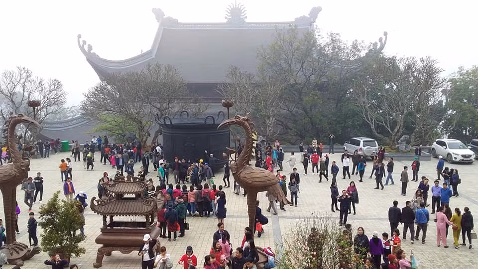 Đông đảo du khách đến chùa Tam Chúc.