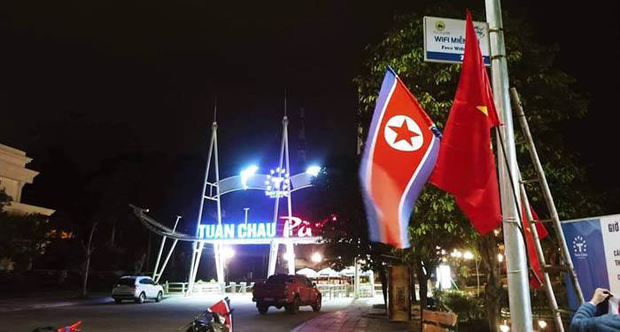 Dự kiện, nhân chuyến công du đến Việt Nam tham dự hội nghị thượng đỉnh Mỹ - Triều Tiên và thăm chính thức Việt Nam, đoàn lãnh đạo cấp cao Triều Tiên sẽ đến tham quan Vịnh Hạ Long (Quảng Ninh). Ngay chiều ngày 26/2, cơ quan hữu quan của Quảng Ninh đã gấp rút trang hoàng đường phố.