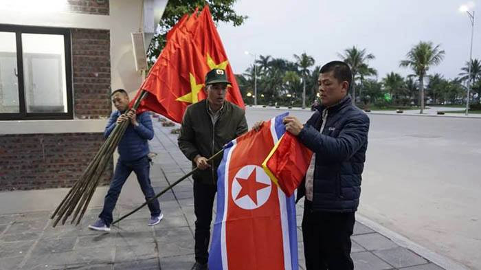 Lập các chốt đảm bảo an ninh trật tự, điều tiết phân làn giao thông phục vụ cho việc đón phái đoàn cấp cao Triều Tiên đến tham quan vịnh Hạ Long từ Cảng tàu khách quốc tế Tuần Châu.