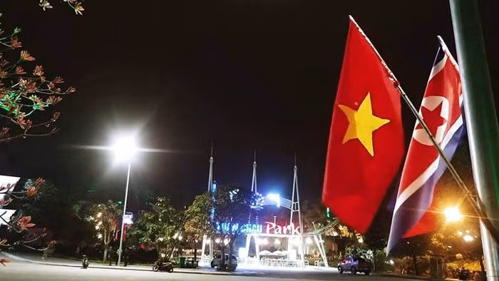 Cờ hai nước Việt Nam - Triều Tiên trên đảo Tuần Châu.