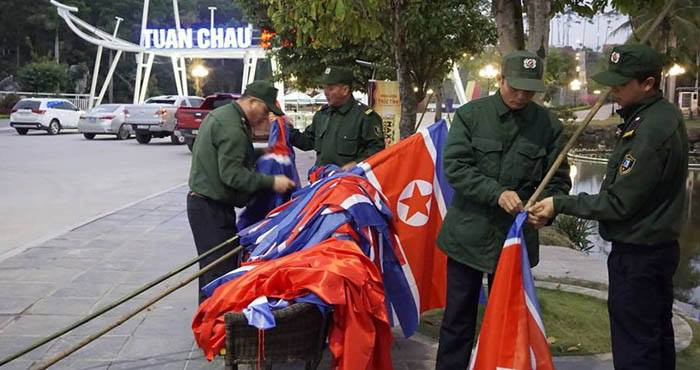 Từ cuối giờ chiều, các nhân viên bắt đầu treo cờ hai nước hai bên đường vào khu du lịch quốc tế Tuần Châu.