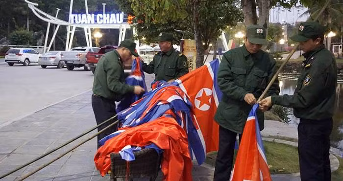 Từ cuối giờ chiều, các nhân viên bắt đầu treo cờ hai nước hai bên đường vào khu du lịch quốc tế Tuần Châu.