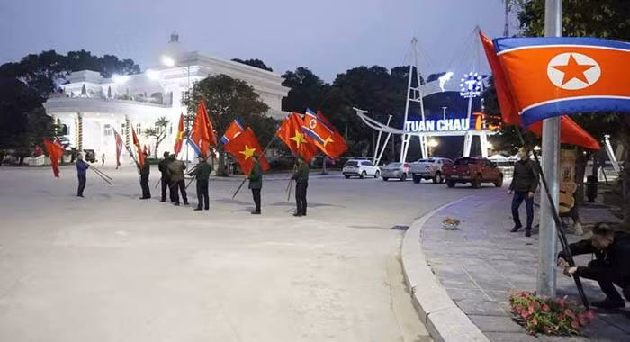 Ngoài việc treo cờ, Quảng Ninh huy động hàng trăm cán bộ, chiến sỹ công an và các lực lượng khác khẩn trương làm công tác rà phá bom mìn tuyến đường vào Khu du lịch quốc tế Tuần Châu.