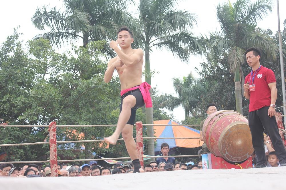 Sức hút mang đến sự thú vị, độc đáo ở lễ hội vật truyền thống làng Vĩnh Khê (Hải Phòng) nằm ở thể lệ thi đấu không theo bất cứ một quy chuẩn sẵn có nào mà hoàn toàn theo lệ làng quy định. Do đó, các đô vật tham gia thi đấu với nhau sẽ không tính thời gian, lứa tuổi, hạng cân và thời gian thi đấu. Ảnh: Trước khi thi đấu, hai thí sinh thực hiện nghi lễ “xe đài” hoặc “múa hạc”. Đây là một trong những thủ tục quan trọng thể hiện sự tôn trọng đối thủ và tinh thần thượng võ của các đô vật. 