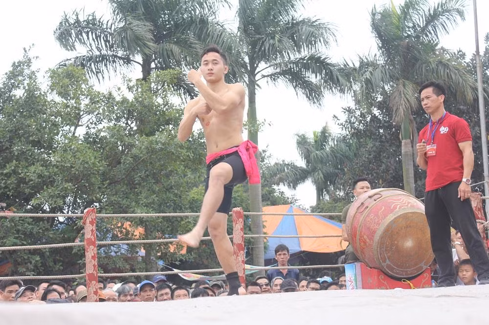 Sức hút mang đến sự thú vị, độc đáo ở lễ hội vật truyền thống làng Vĩnh Khê (Hải Phòng) nằm ở thể lệ thi đấu không theo bất cứ một quy chuẩn sẵn có nào mà hoàn toàn theo lệ làng quy định. Do đó, các đô vật tham gia thi đấu với nhau sẽ không tính thời gian, lứa tuổi, hạng cân và thời gian thi đấu. Ảnh: Trước khi thi đấu, hai thí sinh thực hiện nghi lễ “xe đài” hoặc “múa hạc”. Đây là một trong những thủ tục quan trọng thể hiện sự tôn trọng đối thủ và tinh thần thượng võ của các đô vật. 