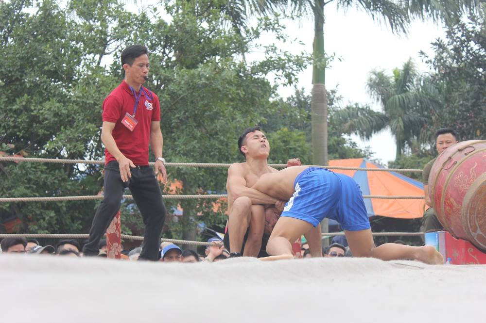 Hai đô vật quyết liệt khi trọng tài vừa thổi còi bắt đầu trận đấu.