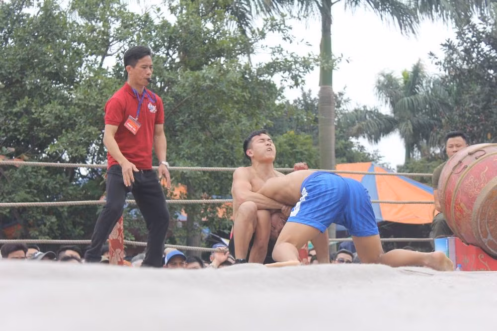 Hai đô vật quyết liệt khi trọng tài vừa thổi còi bắt đầu trận đấu.