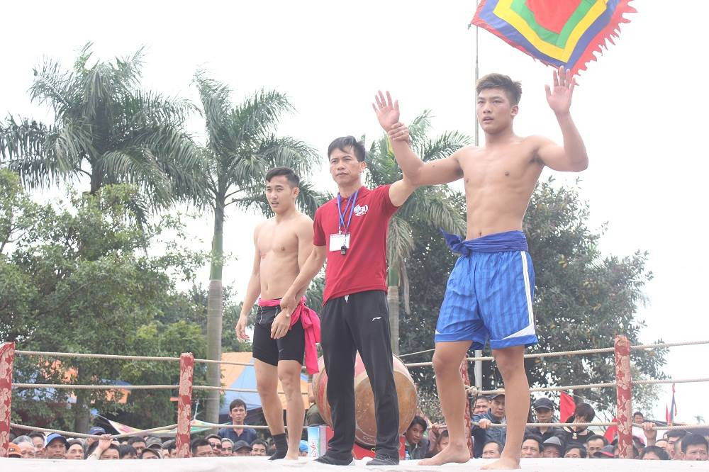 Một trong những đô vật dành chiến thắng ở các "Lèo" đấu.