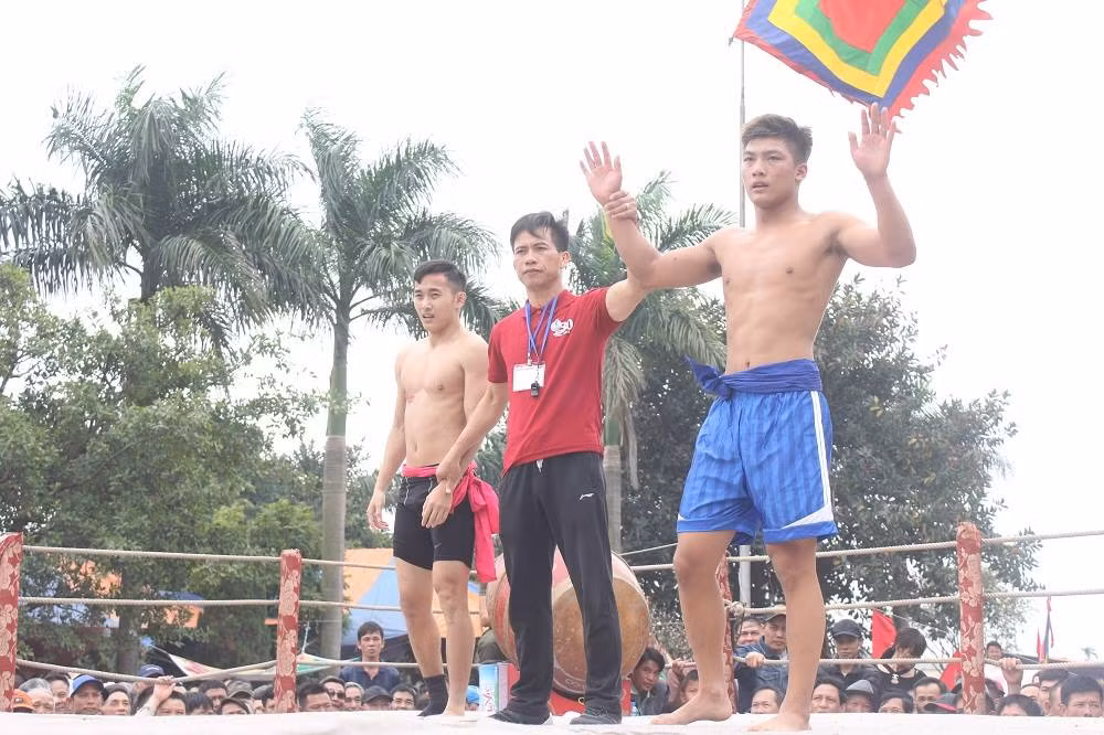 Một trong những đô vật dành chiến thắng ở các "Lèo" đấu.