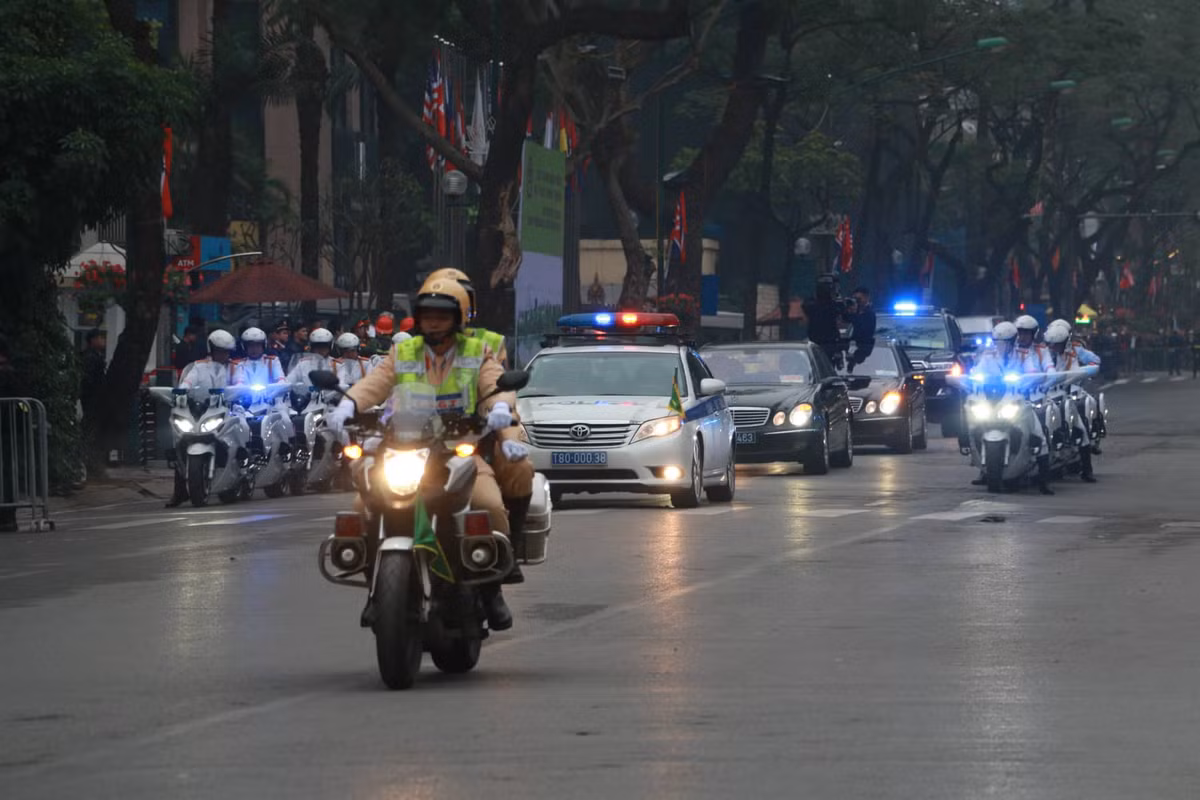 Ong Kim Jong-un tham Dai su quan Trieu Tien tai Ha Noi-Hinh-3