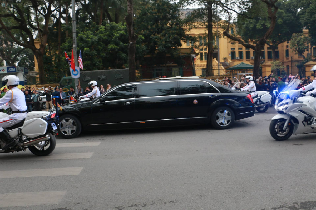 Ong Kim Jong-un tham Dai su quan Trieu Tien tai Ha Noi