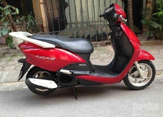 Bat hieu truong mang xe may giao vien di cam do