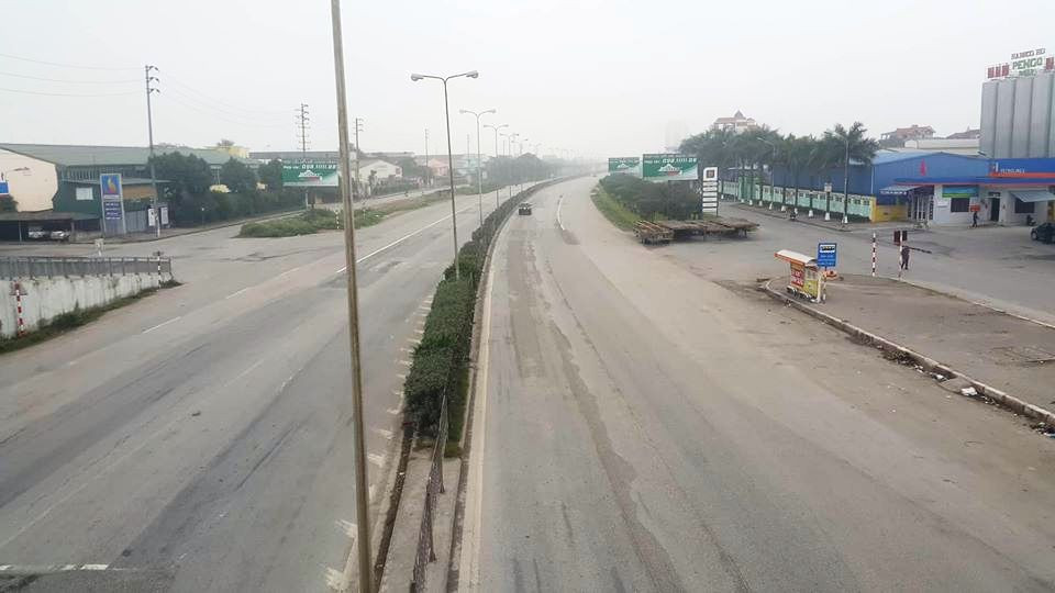 Trong 365 ngày trong năm, Quốc lộ 5 cũng có một ngày bình yên đến lạ. Người đi xe máy có thể thong dong trên QL mà không còn nỗi lo hung thần containe, xe tải.