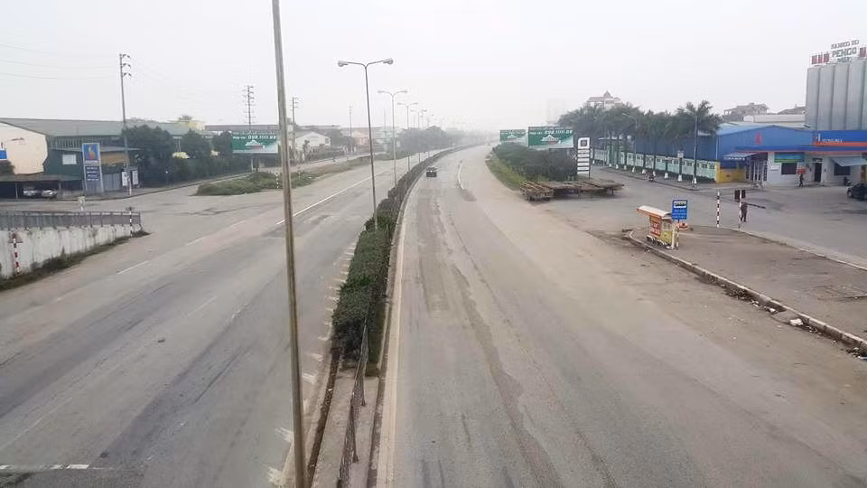 Trong 365 ngày trong năm, Quốc lộ 5 cũng có một ngày bình yên đến lạ. Người đi xe máy có thể thong dong trên QL mà không còn nỗi lo hung thần containe, xe tải.