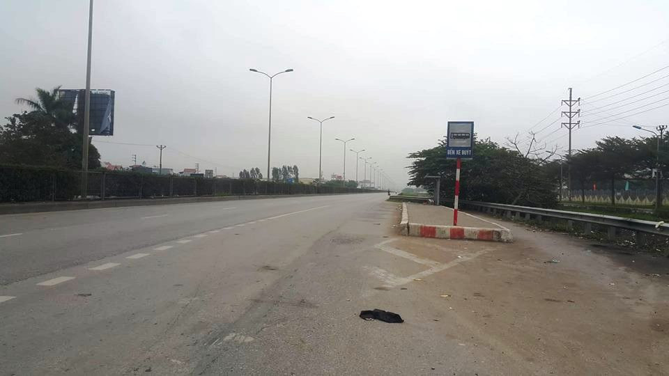 Điểm chờ xe cũng vắng tanh ngày đầu năm mới.