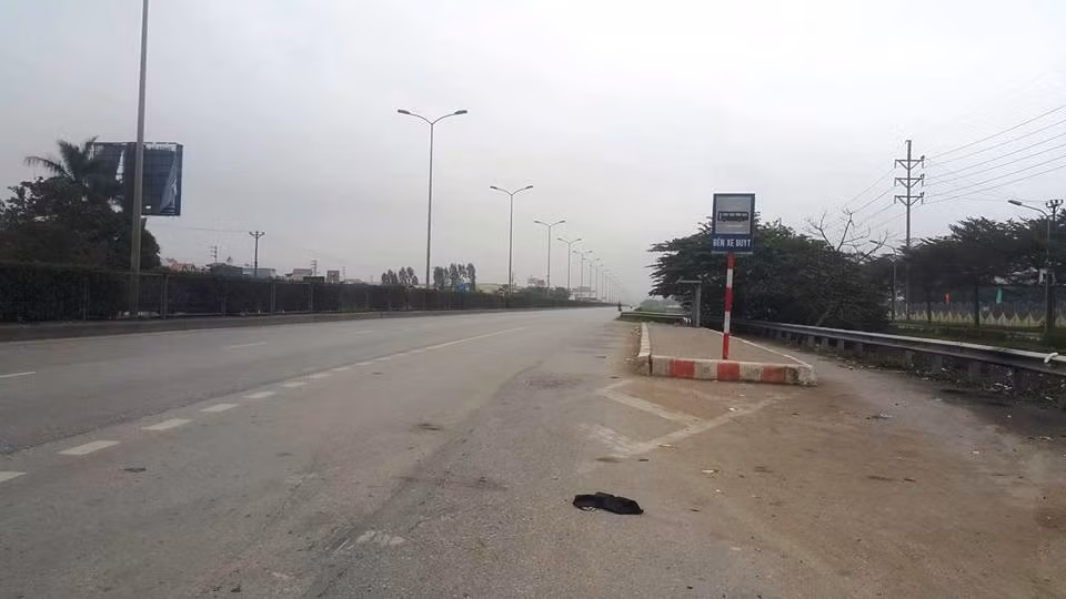 Điểm chờ xe cũng vắng tanh ngày đầu năm mới.