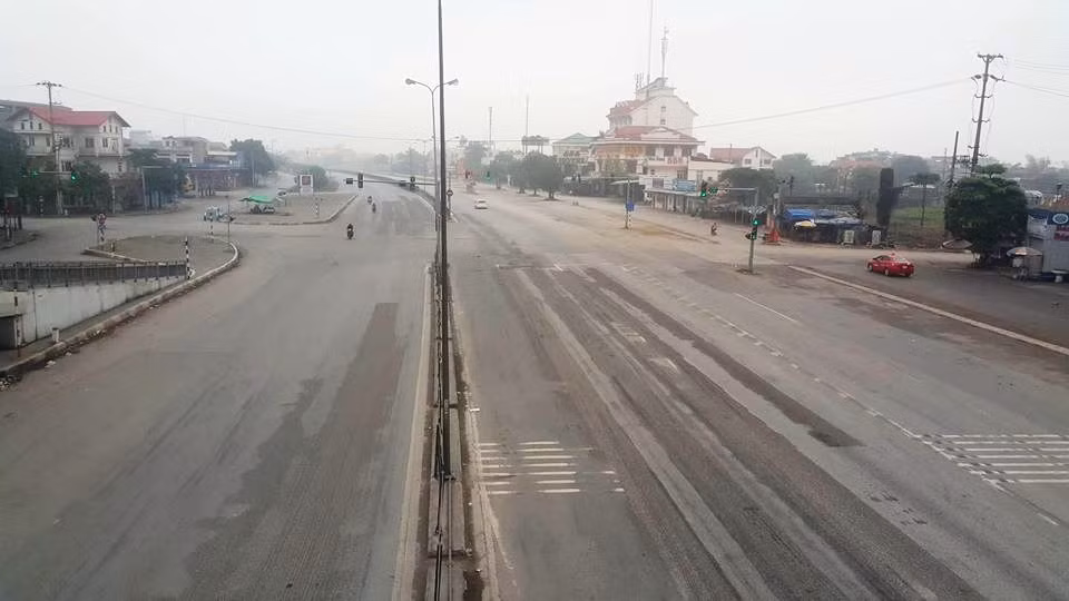 Quốc lộ 5 vắng xe container, xe tải xe khách càng lộ rõ sự xuống cấp mặt đường nghiêm trọng.