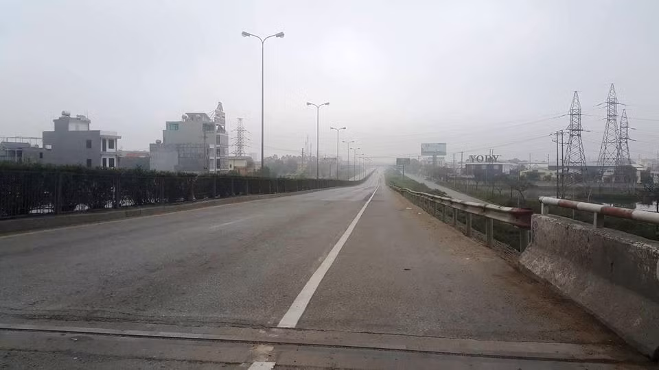 Cả tuyến QL đểu vắng tanh.