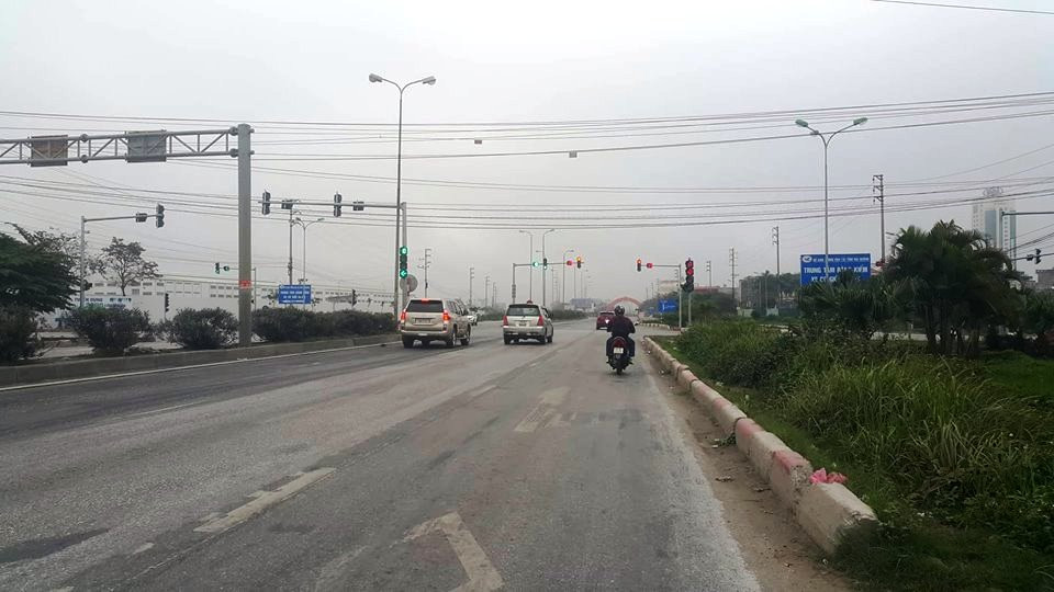 Một số ô tô con, xe máy đi chúc tết trên QL 5 rất thong dong.