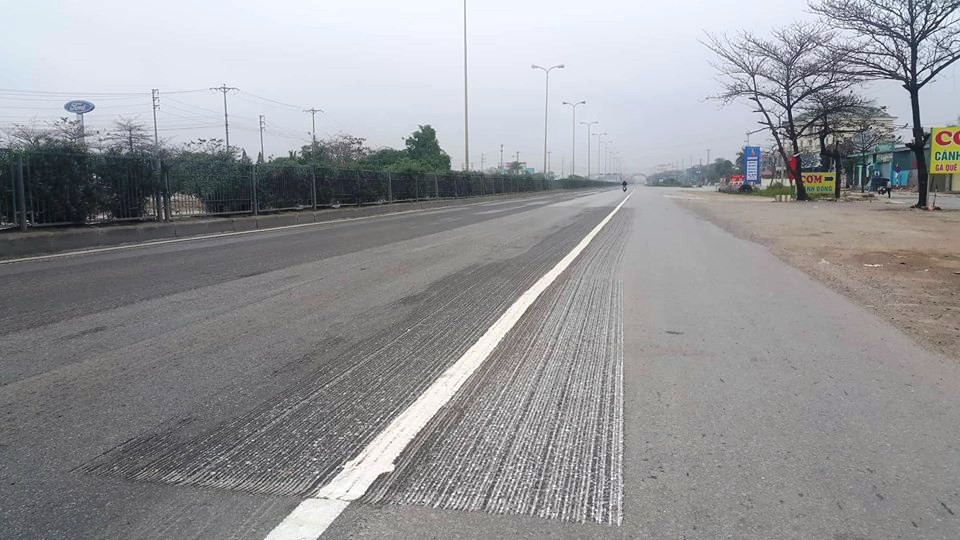 Những vết cào nhám mới trên QL lộ rõ khi vắng xe qua lại.