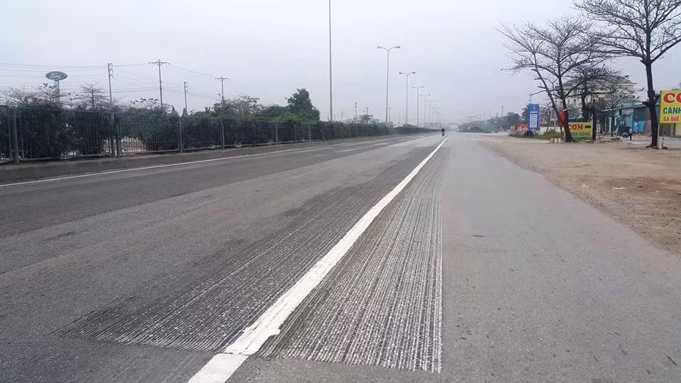 Những vết cào nhám mới trên QL lộ rõ khi vắng xe qua lại.