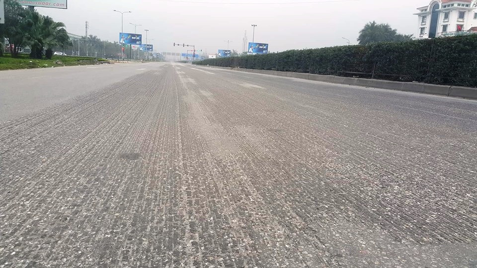 Cả mặt đường như những "luống bừa" kinh hãi.