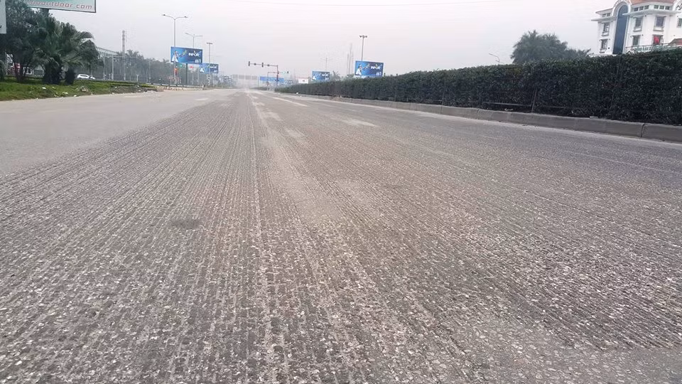 Cả mặt đường như những "luống bừa" kinh hãi.