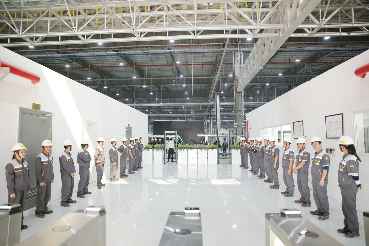 Đoàn đại biểu cấp cao Triều Tiên đi tham quan xưởng thân vỏ, nhân viên đón tiếp trang trọng.