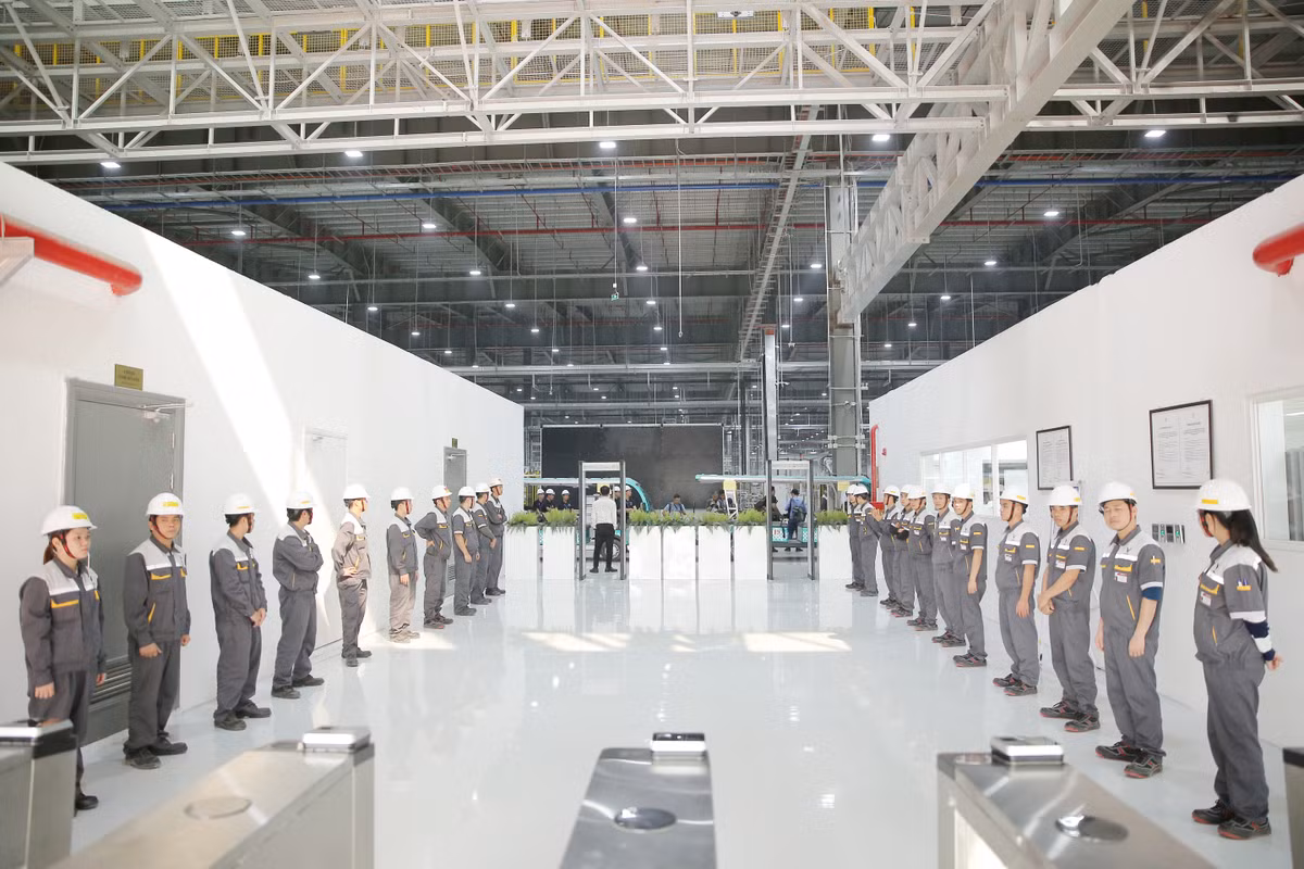 Đoàn đại biểu cấp cao Triều Tiên đi tham quan xưởng thân vỏ, nhân viên đón tiếp trang trọng.