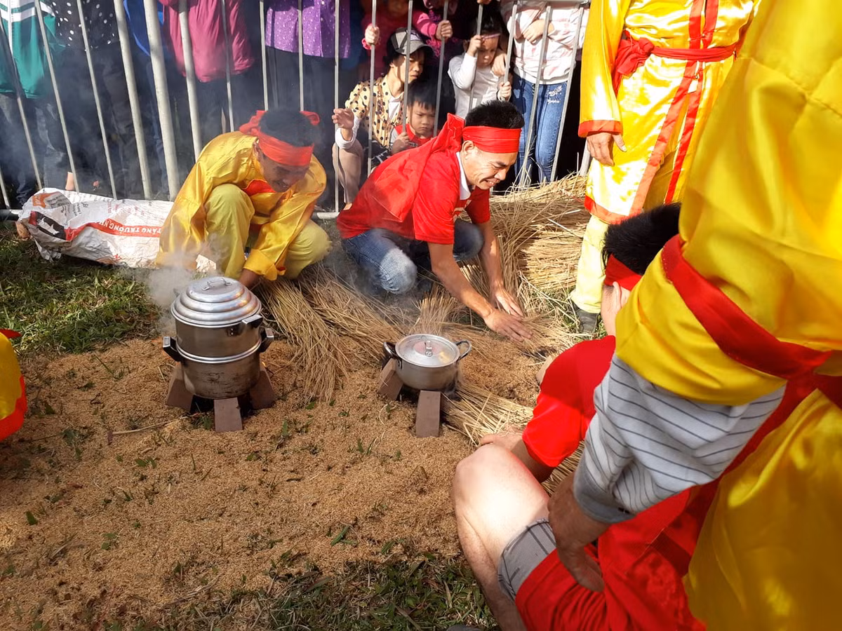 Phần nữa, gạo để nấu thành cơm phải được ngâm trước vừa đủ độ, để khi nấu không phải đổ nhiều nước, cơm chín nhanh, khô và mềm.