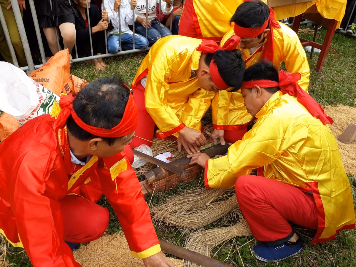 Tại lễ hội Xuân chùa Keo 2019, 4 đội đại diện cho 8 giáp của 3 thôn ở xã Duy Nhất kéo lửa theo nghi thức truyền thống thổi cơm thi.