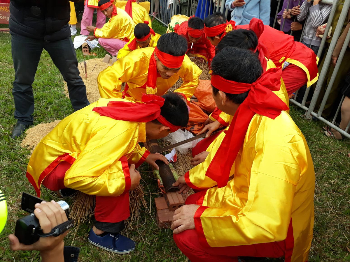 Nét độc đáo của kéo kửa nấu cơm thi là nghệ thuật lấy lửa. Dùng một đoạn tre già khô khoan một lỗ thủng ở giữa thân, sau đó luồn một sợi dây bện bằng tre nứa khô qua lỗ khoan và ở hai đầu dây hai người giữ chặt, kéo đi kéo lại với vận tốc cao tạo lực cọ xát mạnh phát thành lửa.