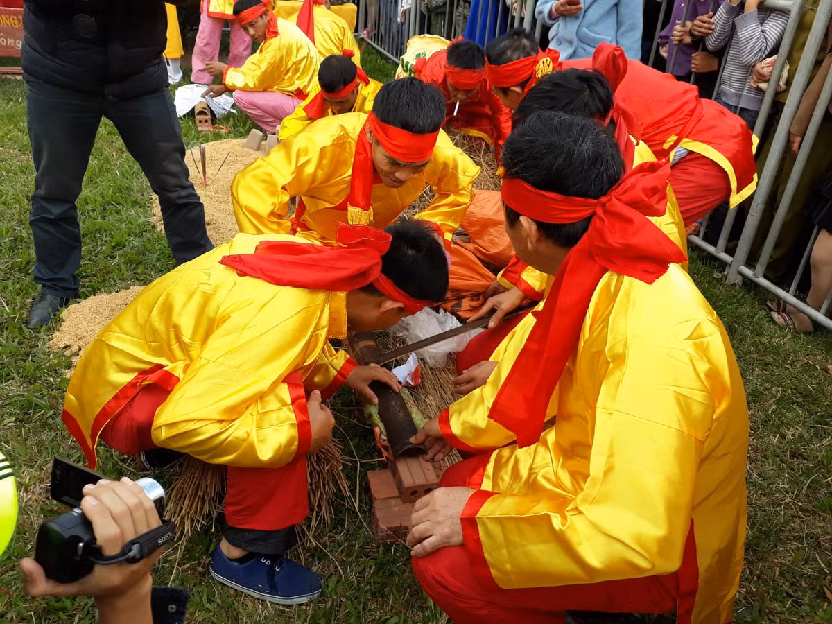 Nét độc đáo của kéo kửa nấu cơm thi là nghệ thuật lấy lửa. Dùng một đoạn tre già khô khoan một lỗ thủng ở giữa thân, sau đó luồn một sợi dây bện bằng tre nứa khô qua lỗ khoan và ở hai đầu dây hai người giữ chặt, kéo đi kéo lại với vận tốc cao tạo lực cọ xát mạnh phát thành lửa.