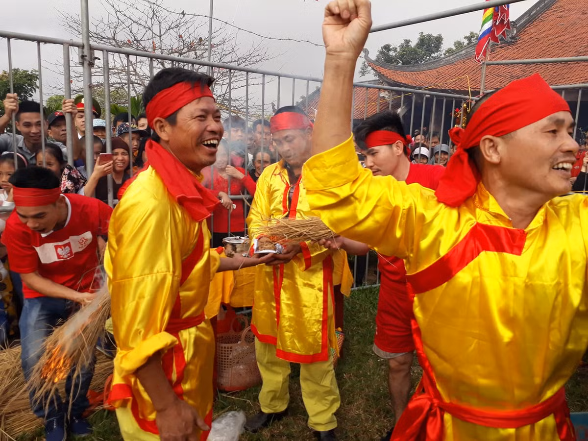 Mâm lễ của đội Đông Nhất - Đông Nhì giành giải nhất được dâng lên lễ Phật, lễ Thánh.