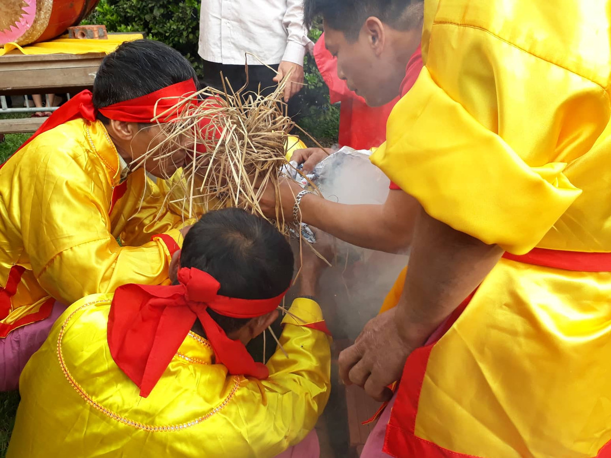 Mồi để lửa dễ bén là rơm rạ khô được đập giã thành bông xơ, bông xơ càng nhỏ mịn thì càng dễ bắt lửa.