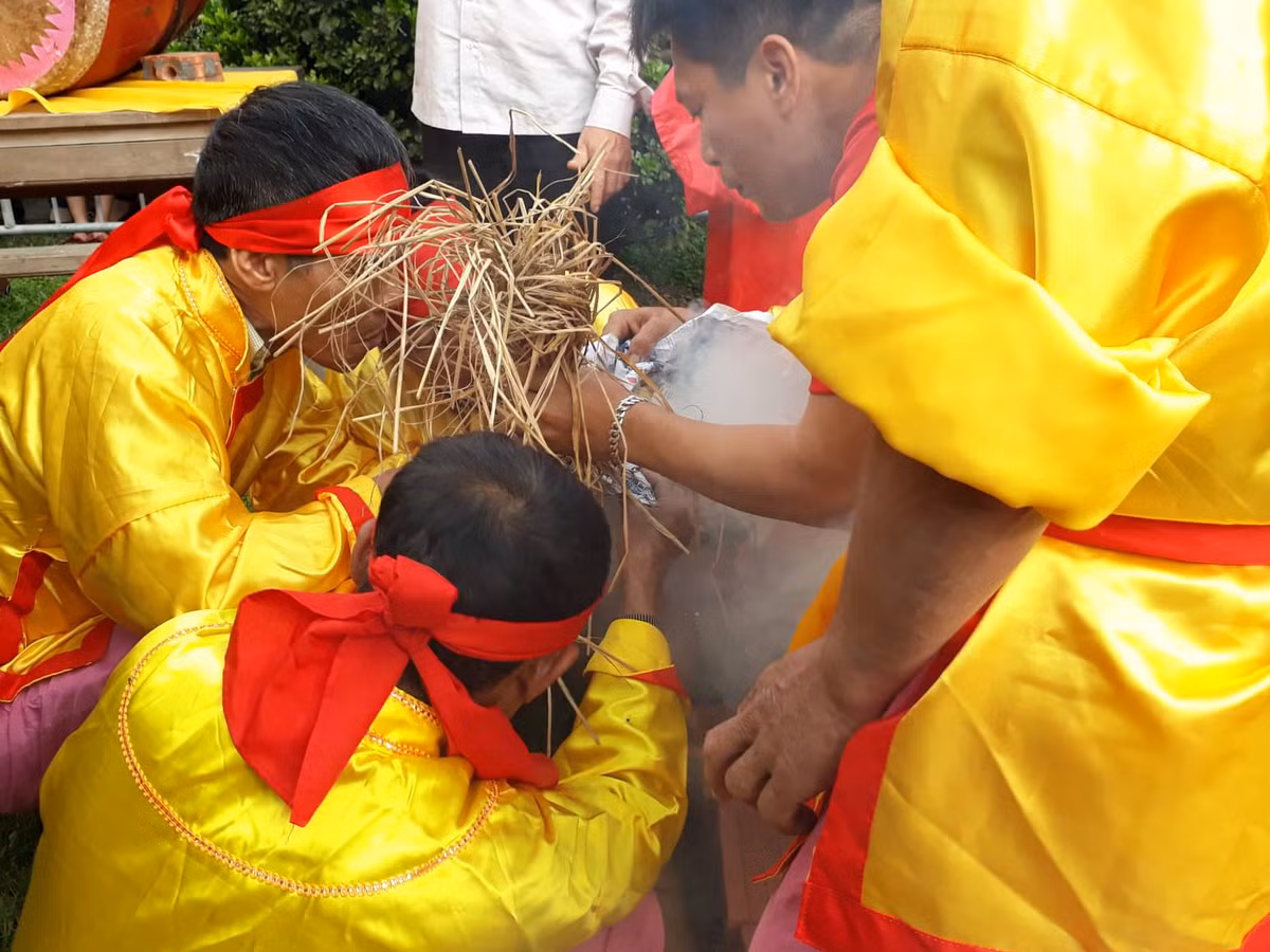 Mồi để lửa dễ bén là rơm rạ khô được đập giã thành bông xơ, bông xơ càng nhỏ mịn thì càng dễ bắt lửa.