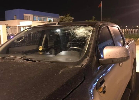 Nhom thanh nien len cao toc nem vo kinh o to 