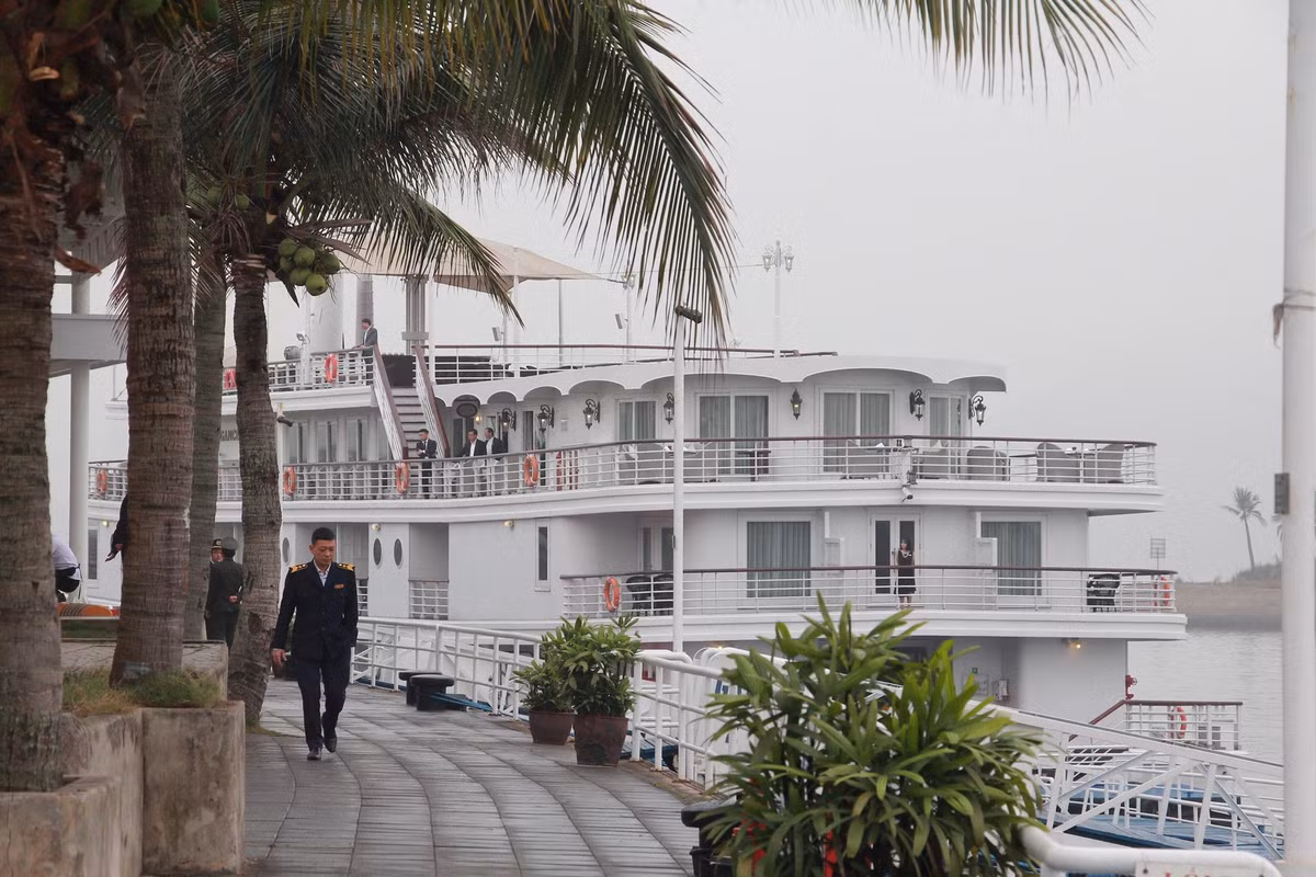 Chiếc tàu chở phái đoàn đi tham quan vịnh Hạ Long.